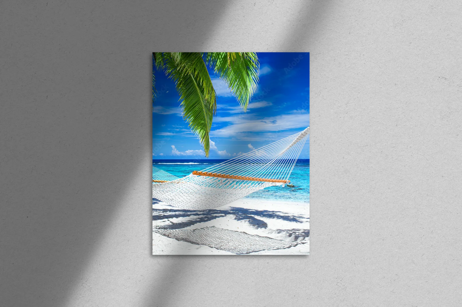 Relaks na tropikalnej plaży w błękicie pomiędzy palmami