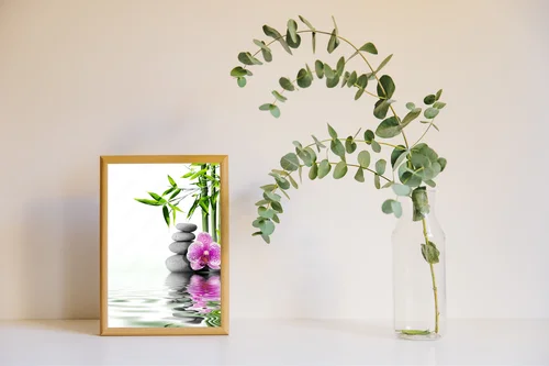Zachwycająca kompozycja orchidei na wodzie