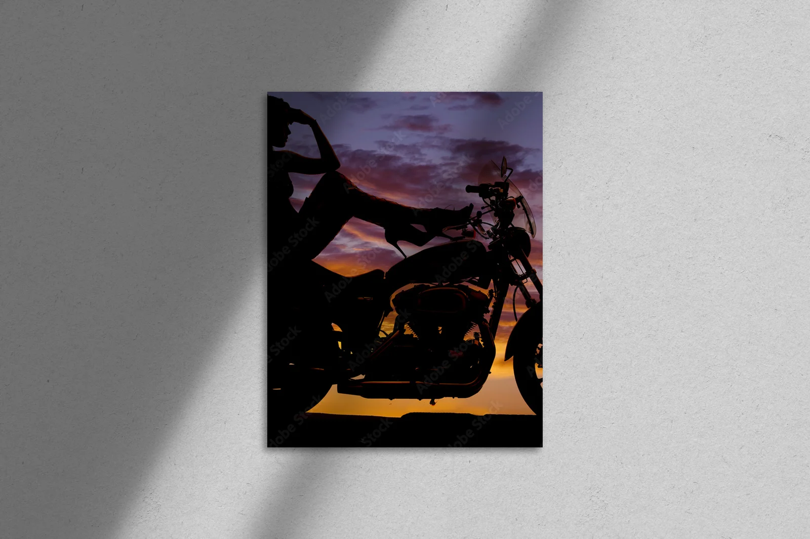 Silna kobieta na motocyklu w eleganckim stylu