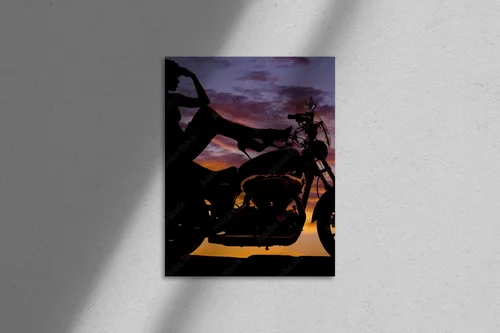 Silna kobieta na motocyklu w eleganckim stylu