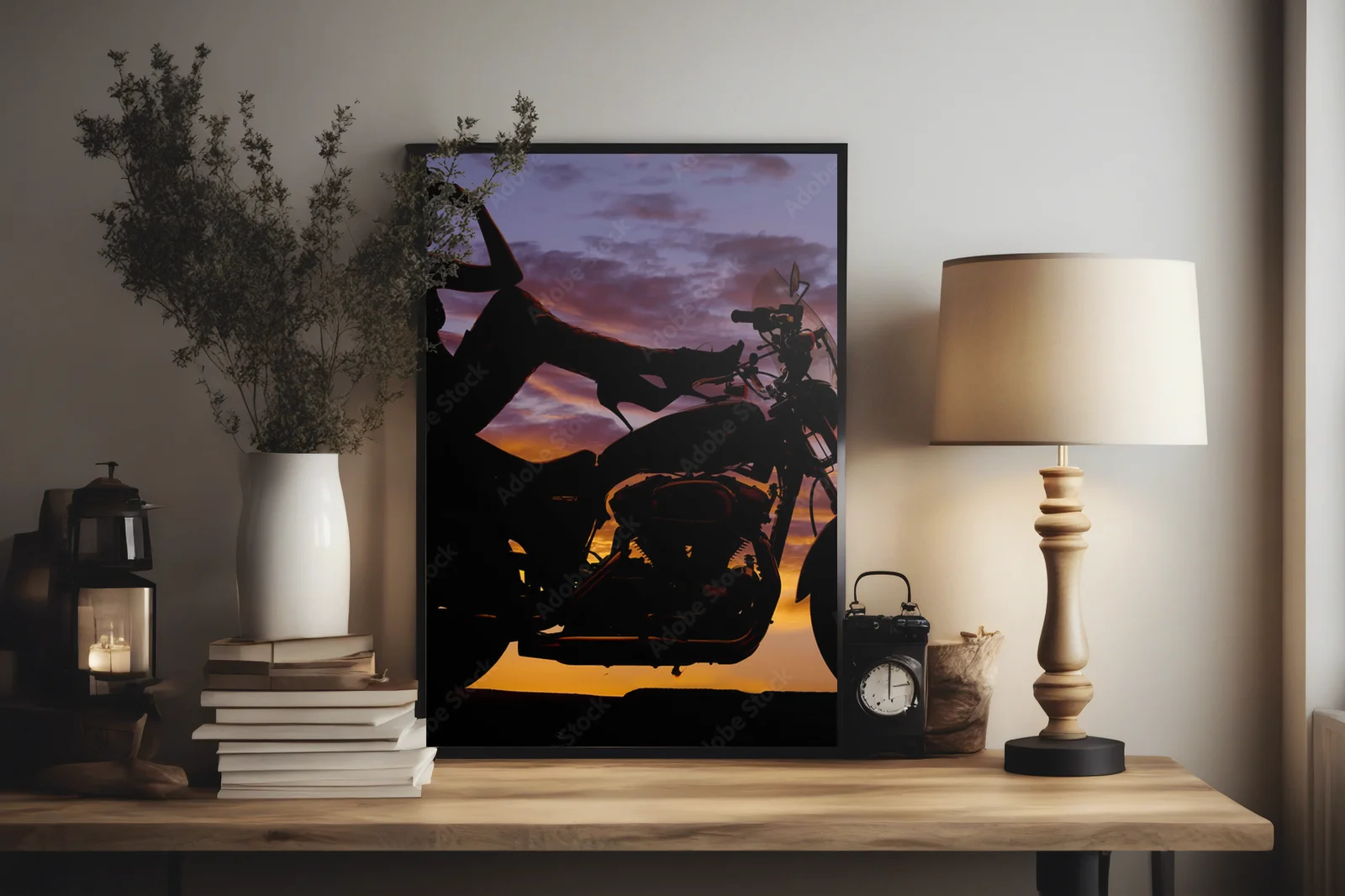 Silna kobieta na motocyklu w eleganckim stylu