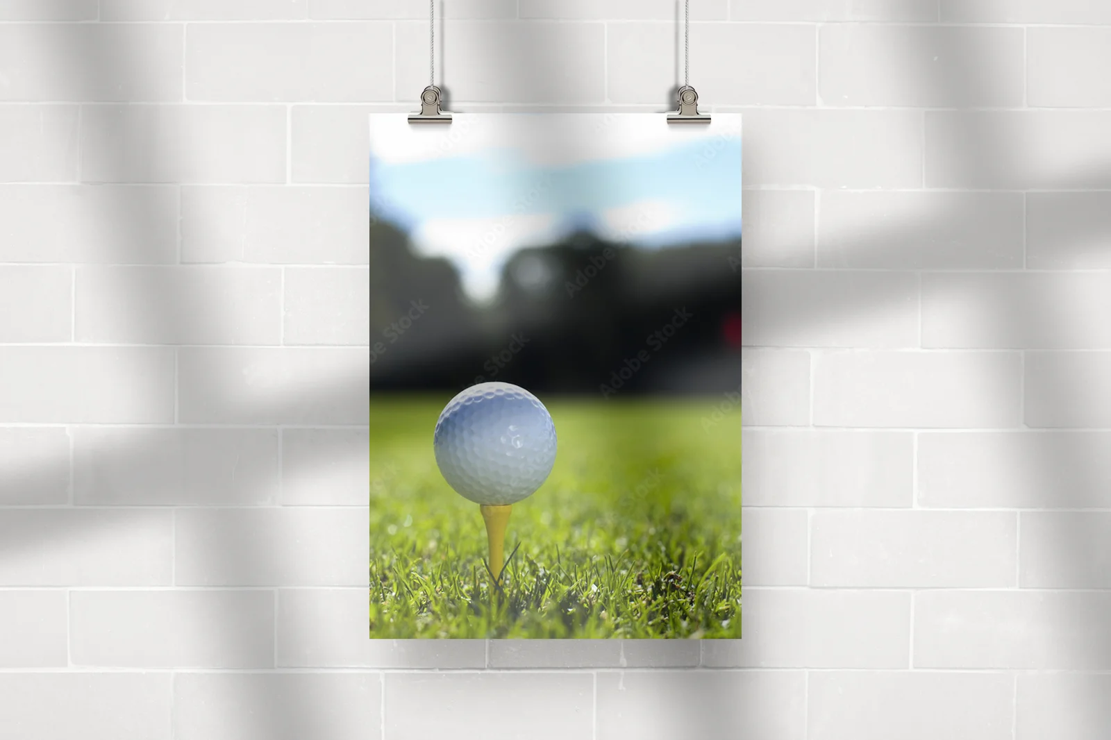 Radość z gry w golf w naturalnym krajobrazie