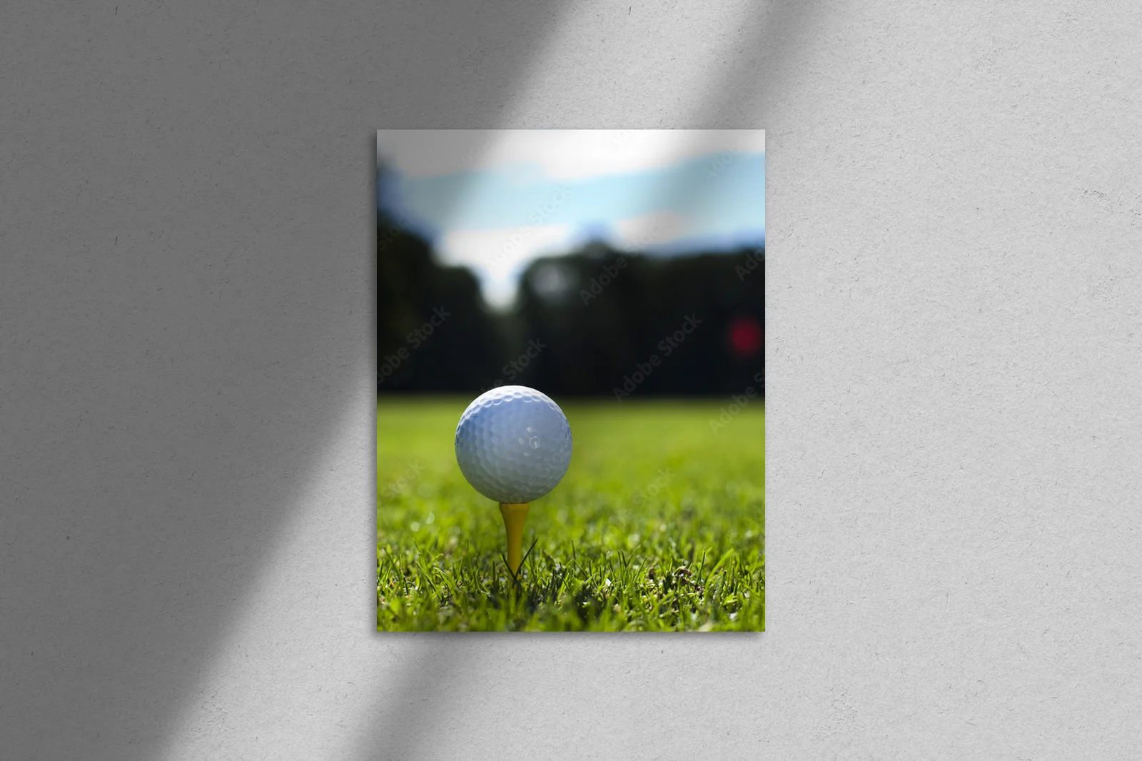 Radość z gry w golf w naturalnym krajobrazie