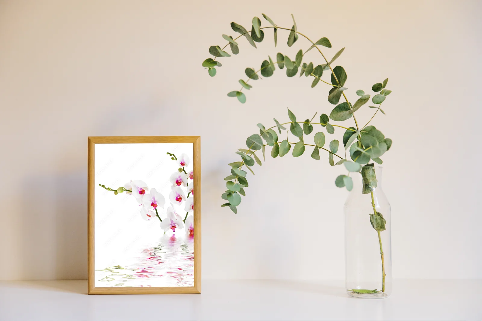 Eleganckie białe orchidee na wodzie