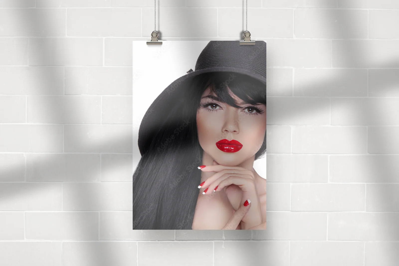Zmysłowy portret brunetki w eleganckim stylu