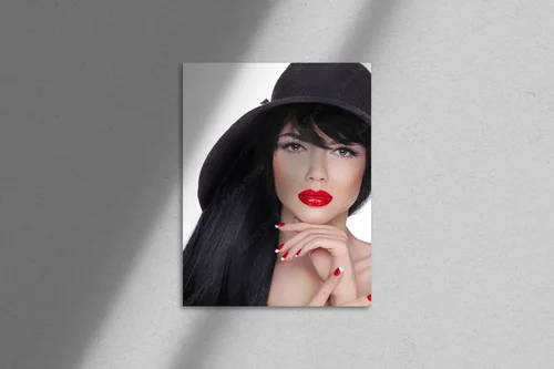 Zmysłowy portret brunetki w eleganckim stylu