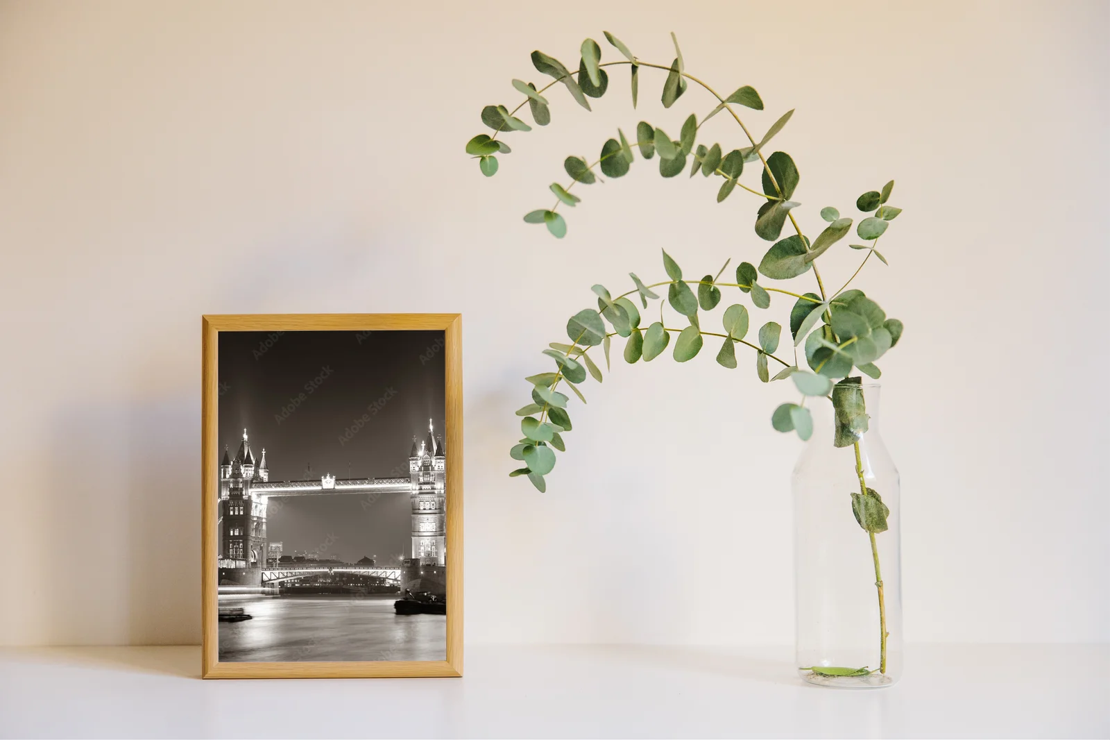 Wieczorny urok Tower Bridge w czerni i bieli