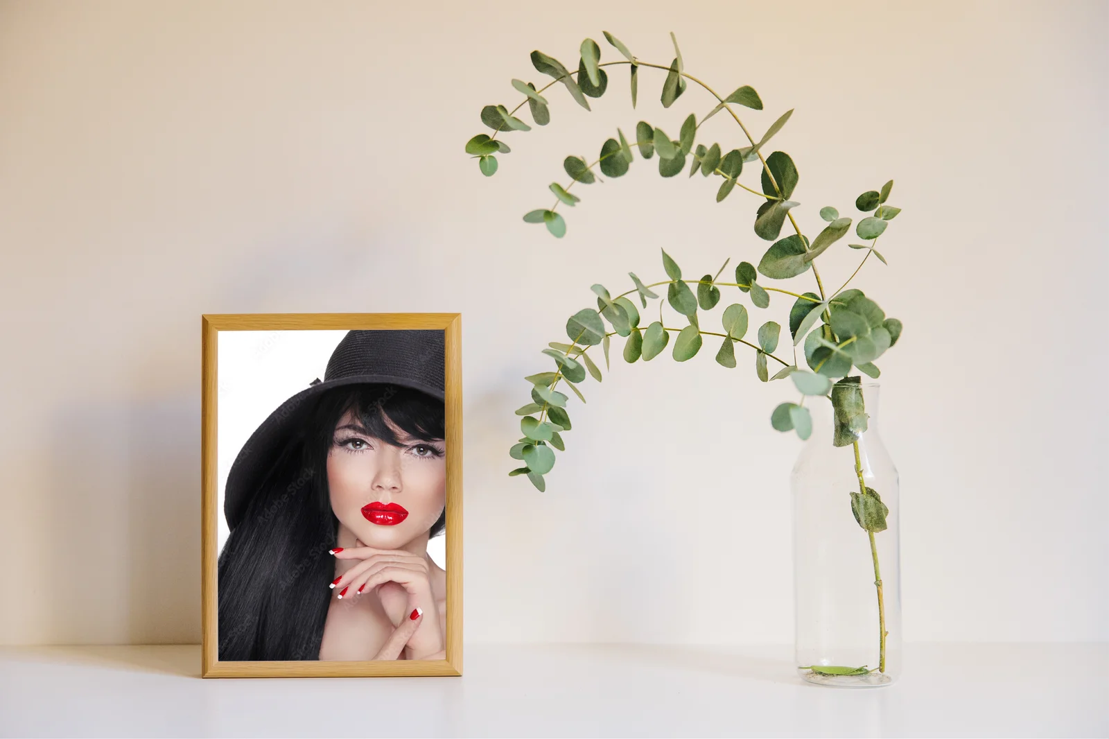 Zmysłowy portret brunetki w eleganckim stylu