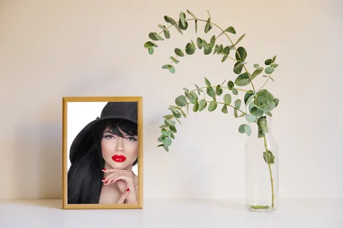Zmysłowy portret brunetki w eleganckim stylu