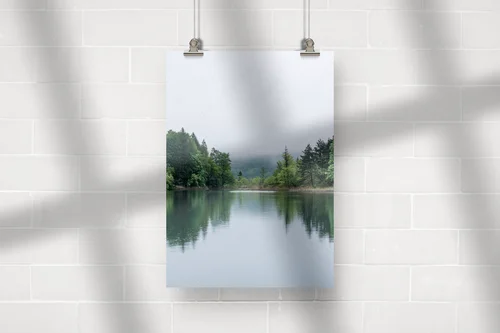 Misty lake: Oaza spokoju w pastelowych barwach