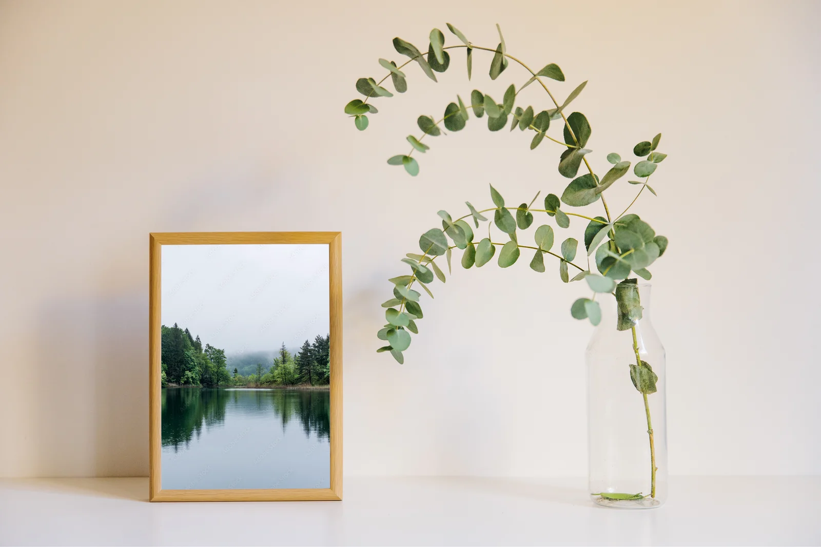 Misty lake: Oaza spokoju w pastelowych barwach