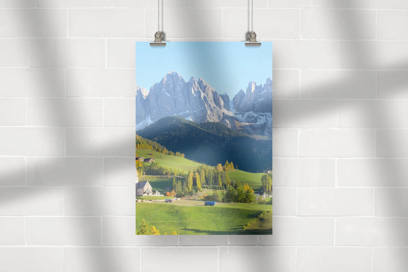 Malownicza wioska z tłem Dolomitów