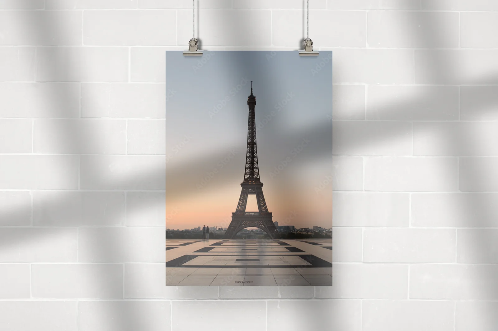 Eiffel Tower w delikatnych barwach poranka