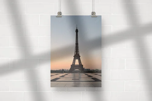 Eiffel Tower w delikatnych barwach poranka