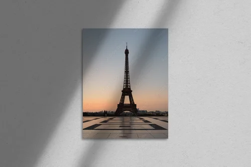 Eiffel Tower w delikatnych barwach poranka