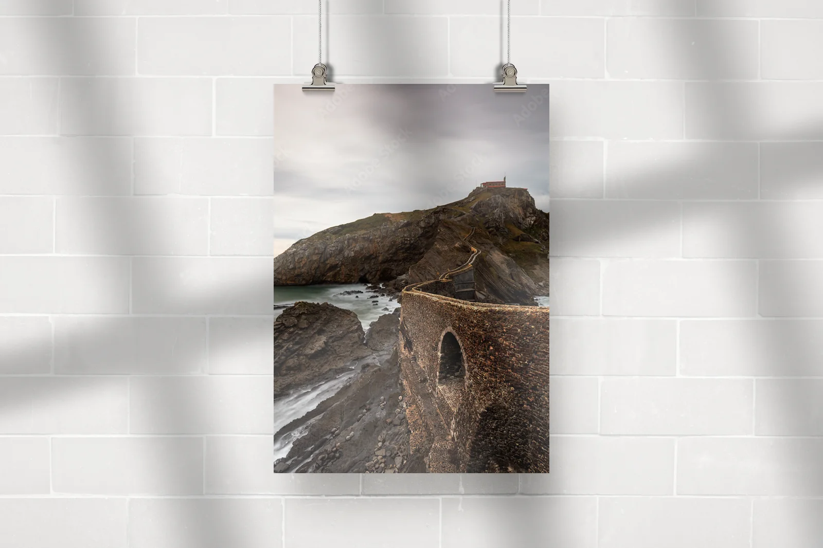 Urok Sant Juan de Gaztelugatxe w pastelowych tonach