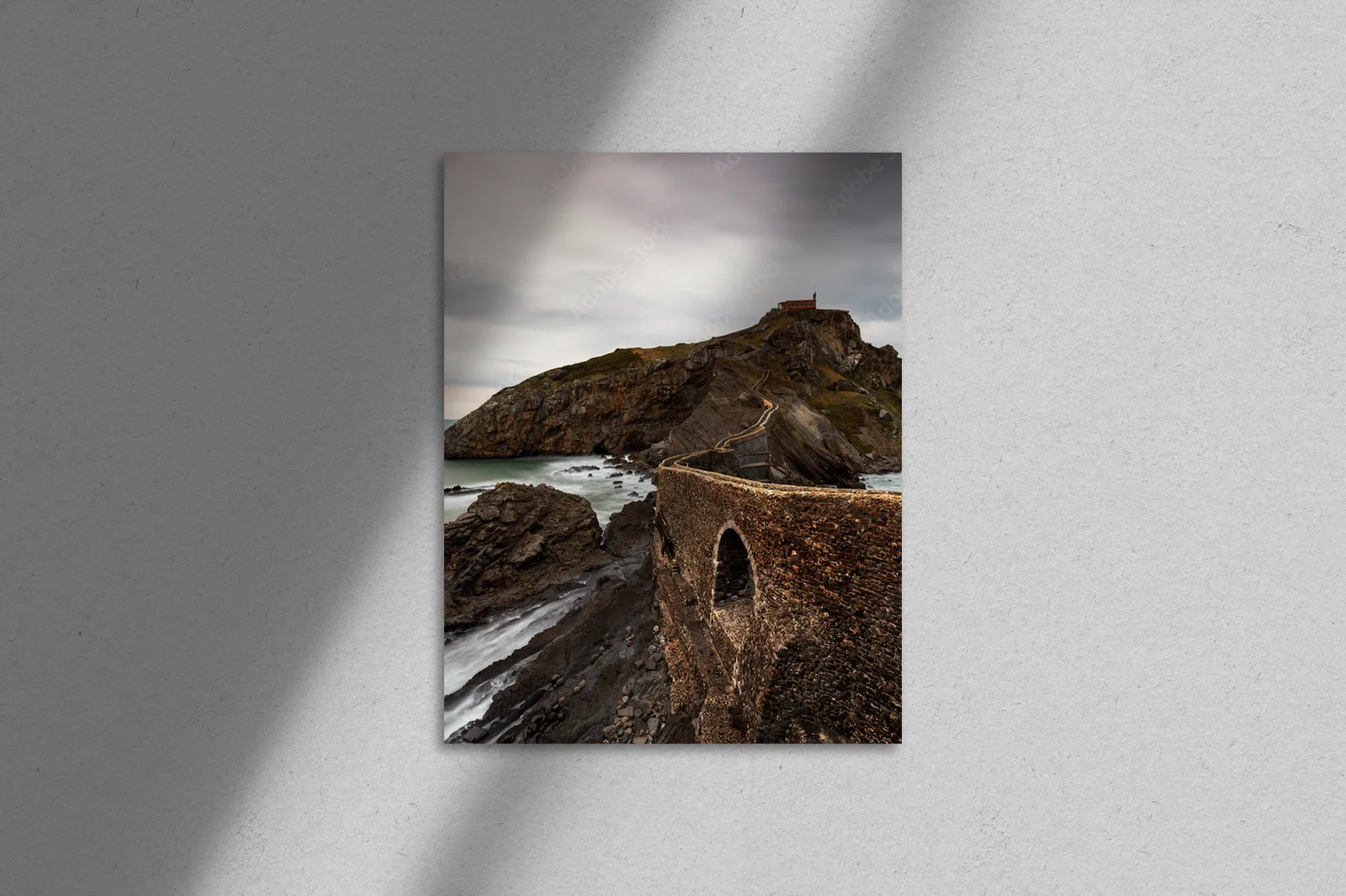 Urok Sant Juan de Gaztelugatxe w pastelowych tonach