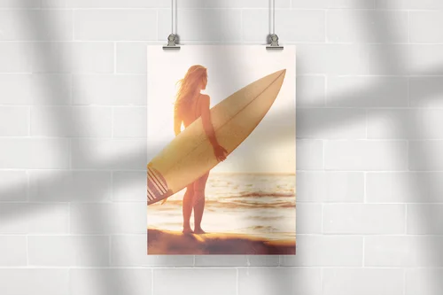Surferka w zachodzie słońca na hawajskiej plaży