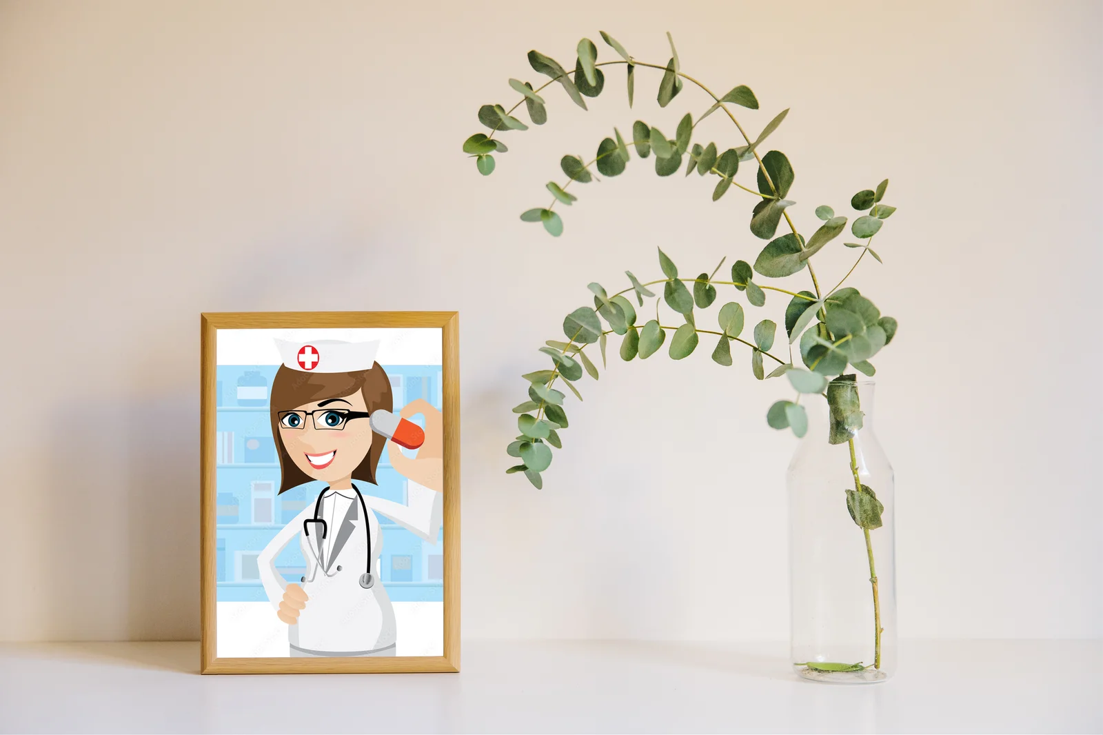 Radosna farmaceutka w zdrowotnej atmosferze
