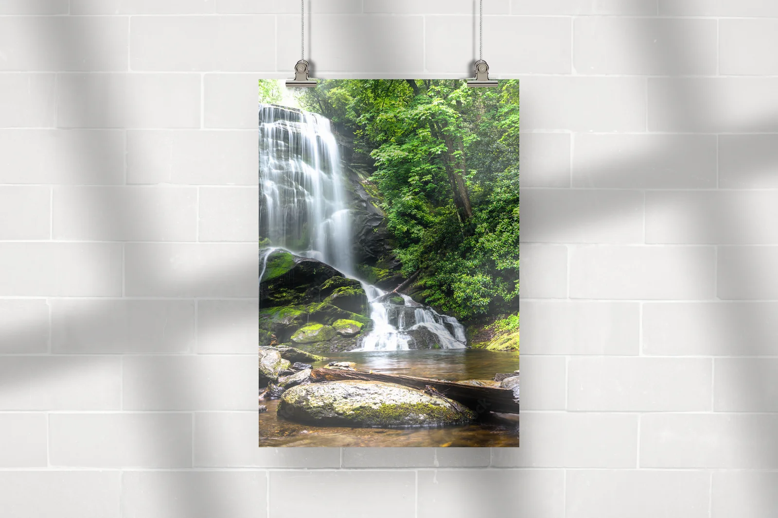 Malownicze Upper Catabwa Falls w czerni i bieli