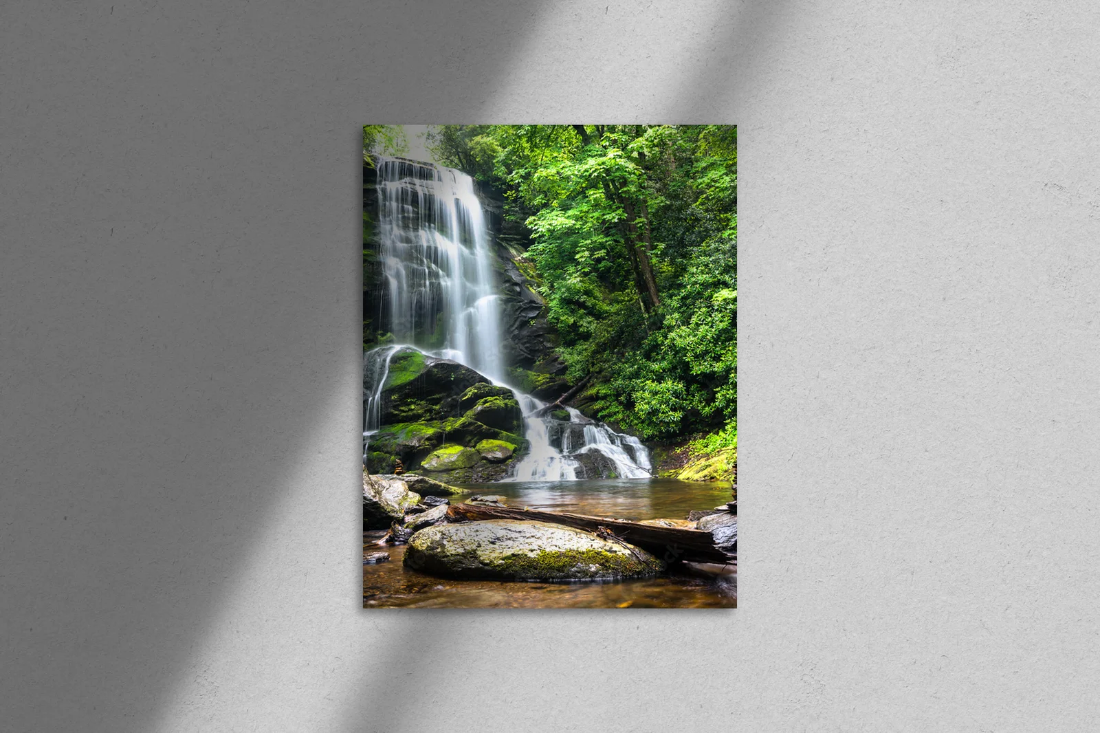 Malownicze Upper Catabwa Falls w czerni i bieli