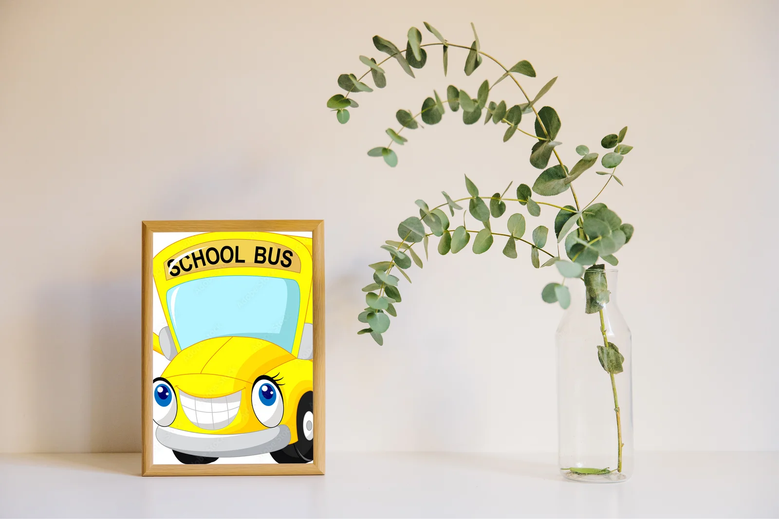 Wesoły autobus szkolny w energetycznych barwach