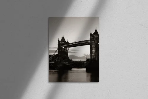 Ikoniczny Tower Bridge w nostalgicznych odcieniach