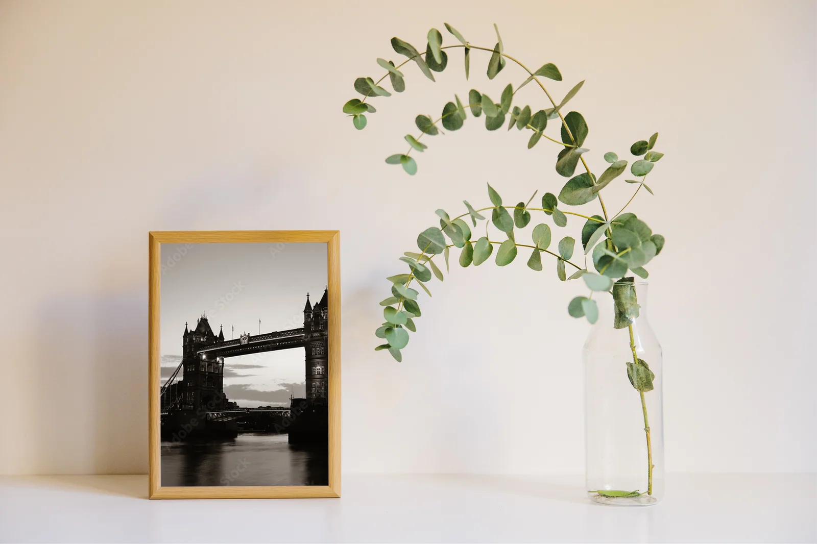 Ikoniczny Tower Bridge w nostalgicznych odcieniach