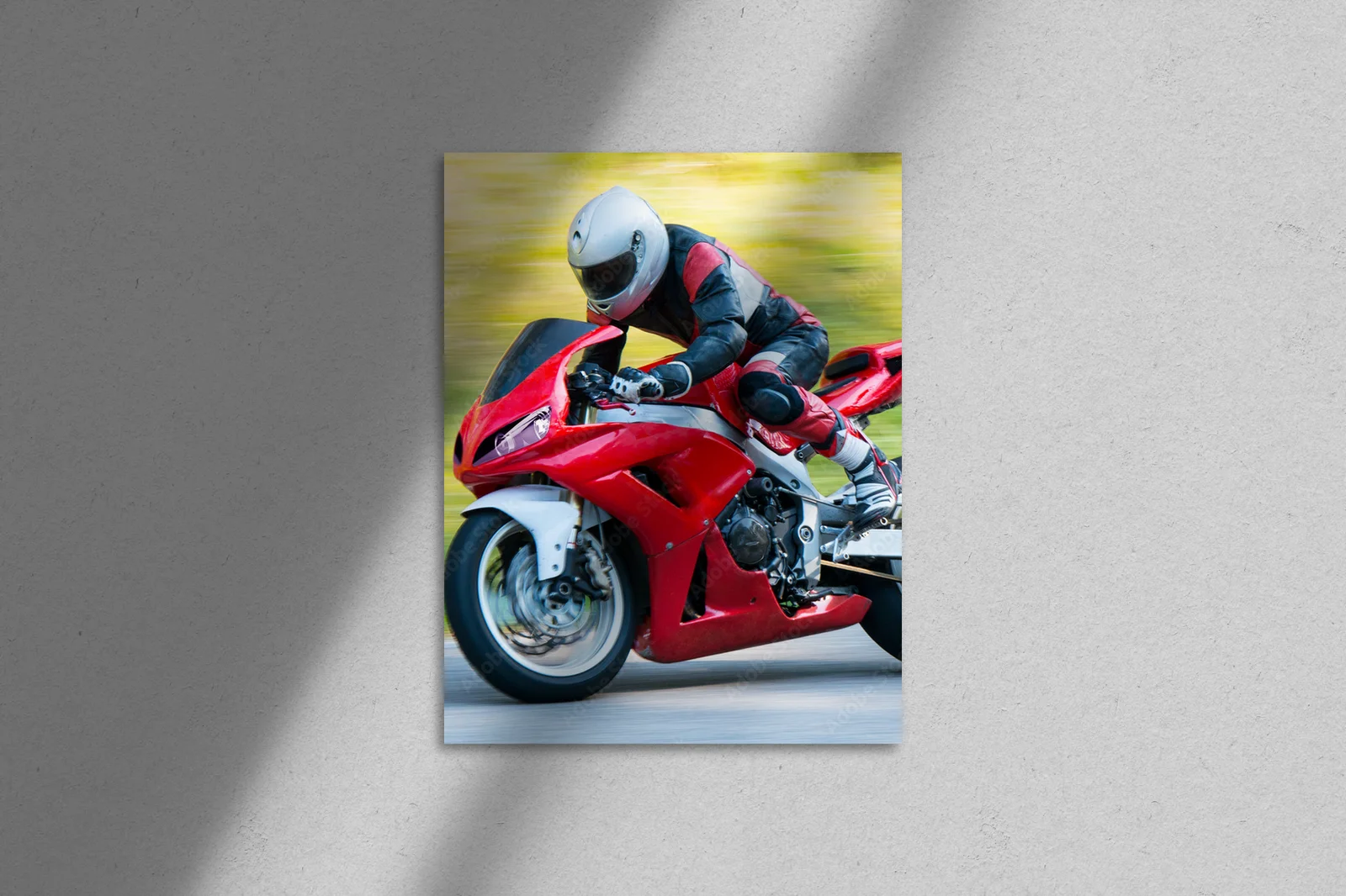 Wyjątkowy wyścig motocyklowy w subtelnych odcieniach