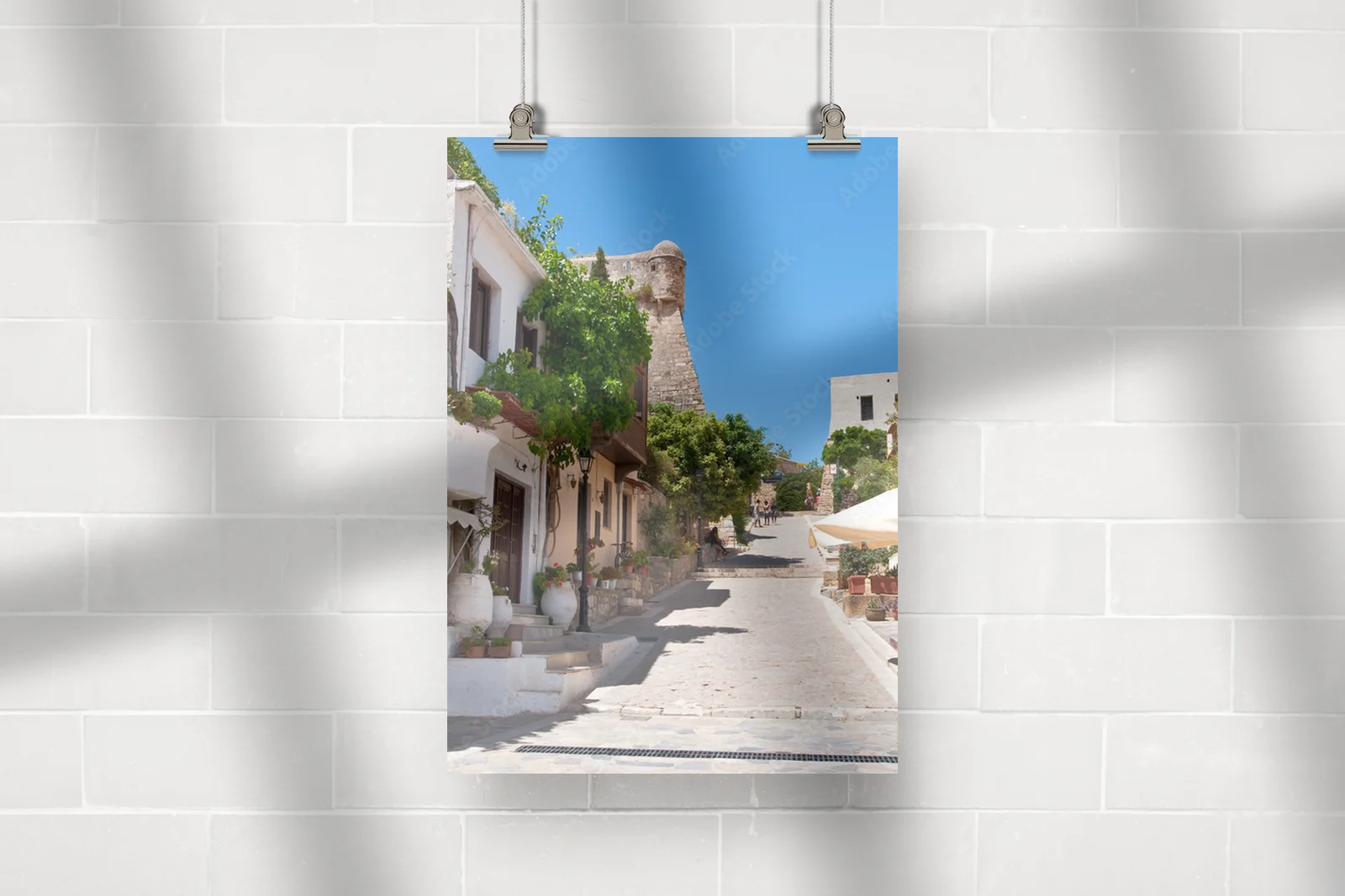 Urokliwe uliczki Rethymno z delikatnym błękitem