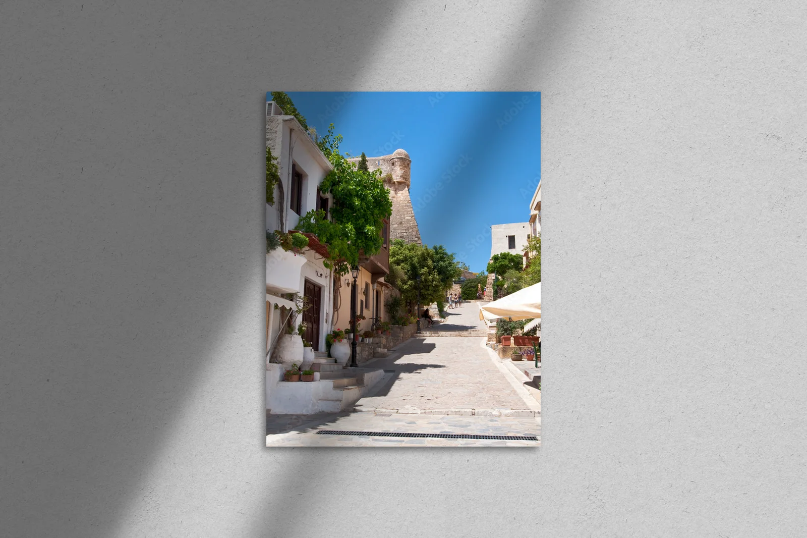 Urokliwe uliczki Rethymno z delikatnym błękitem