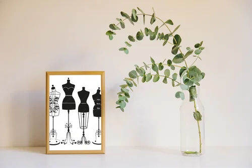 Retro manekin krawiecki w eleganckiej bieli