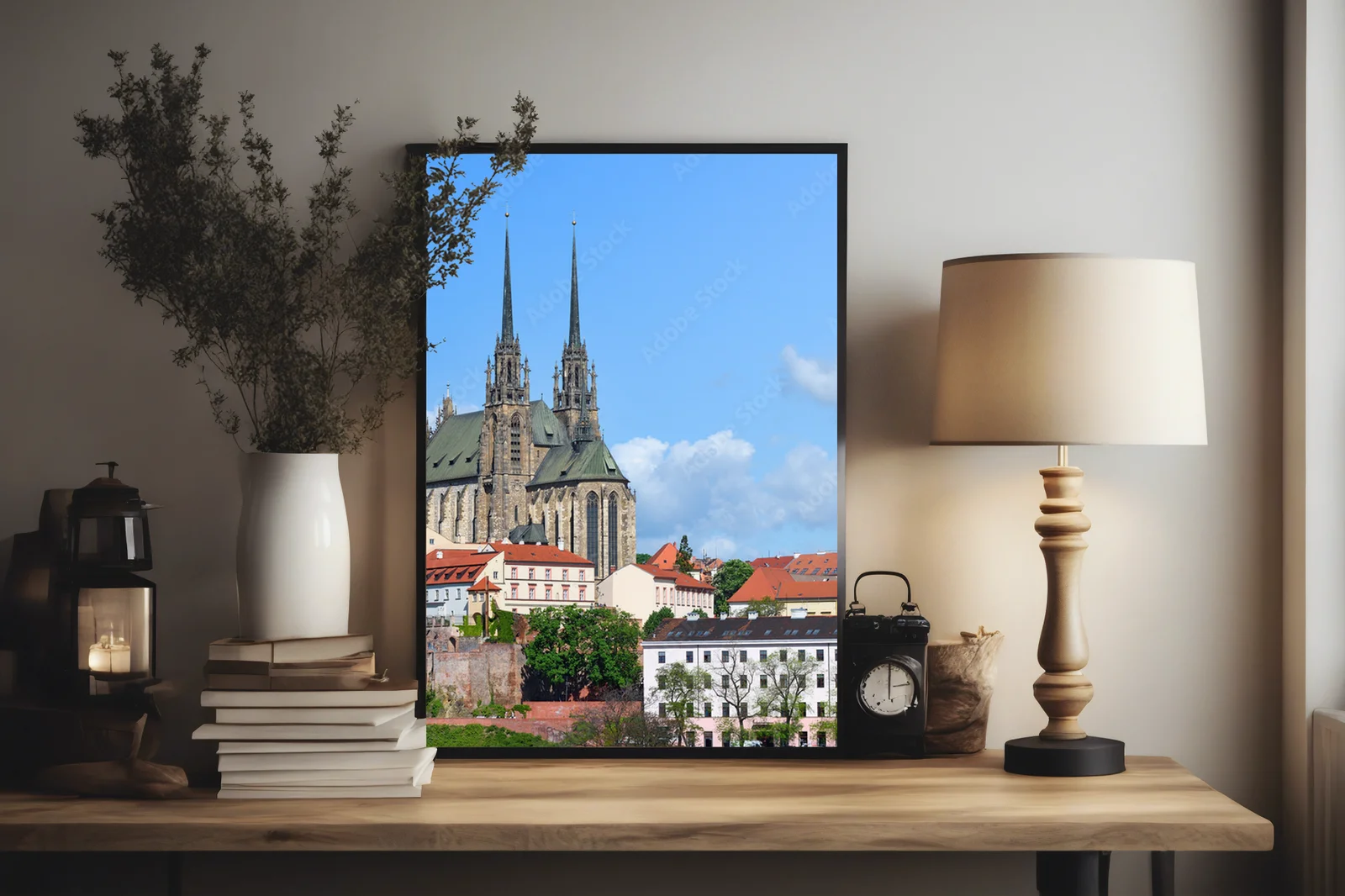 Majestatyczna katedra w Brnie w błękicie nieba