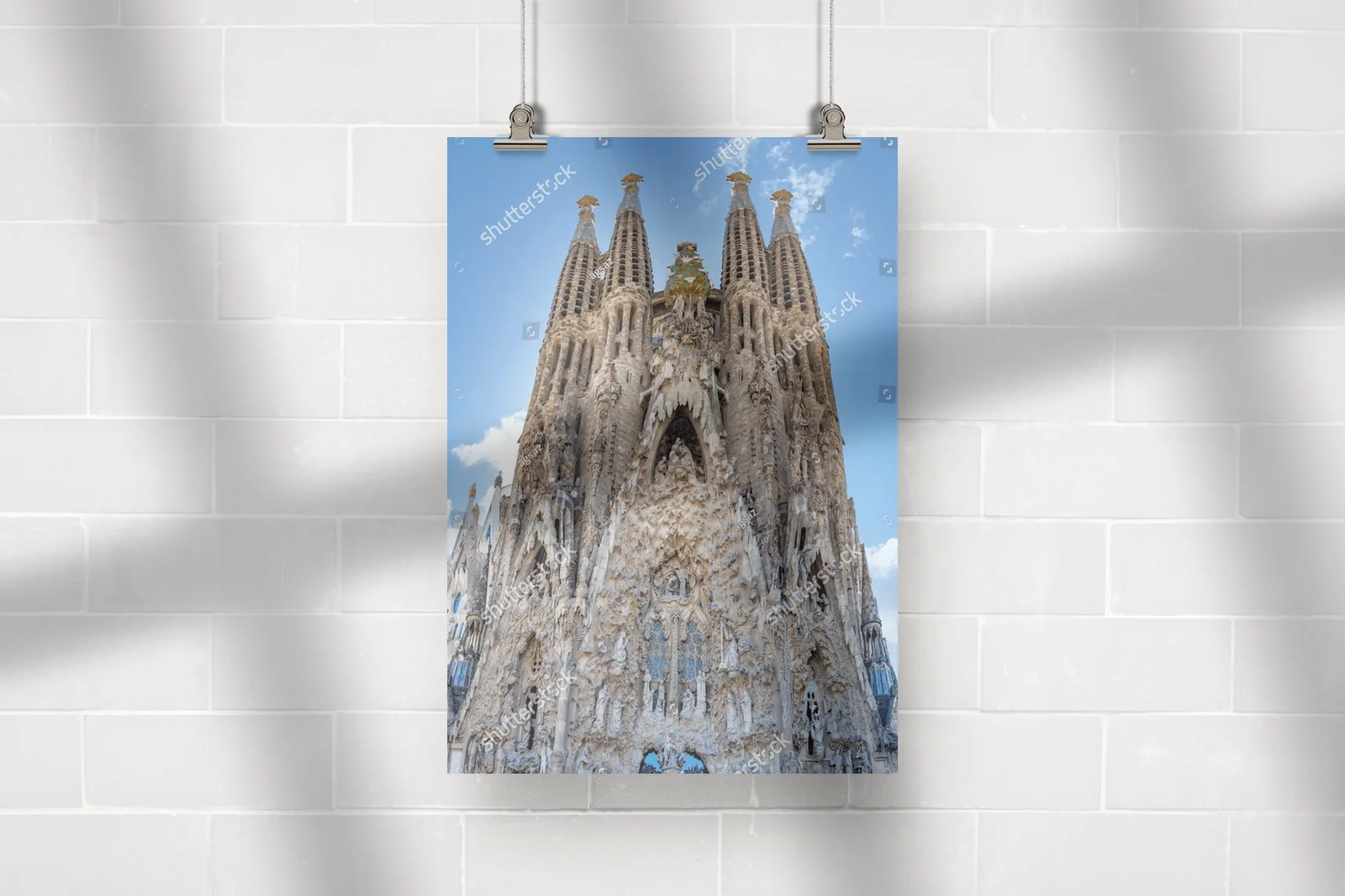 Przepełniona magią Sagrada Familia w odcieniach błękitu