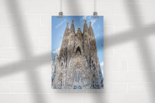 Przepełniona magią Sagrada Familia w odcieniach błękitu