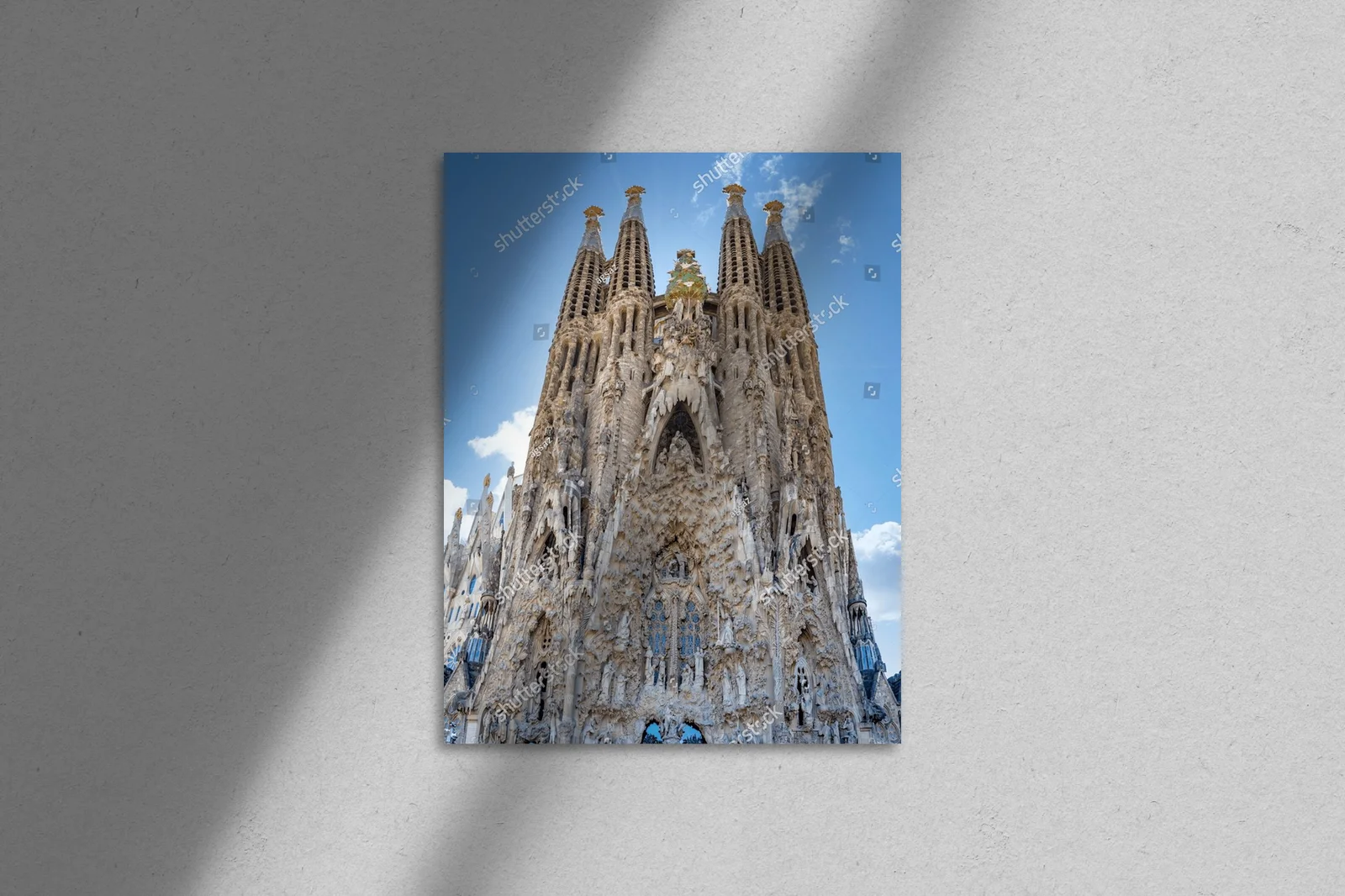 Przepełniona magią Sagrada Familia w odcieniach błękitu