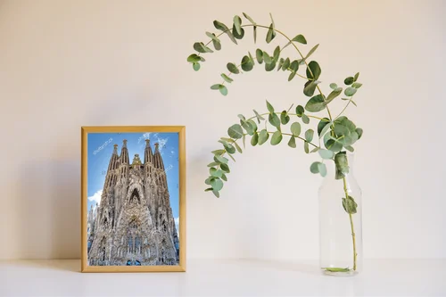 Przepełniona magią Sagrada Familia w odcieniach błękitu