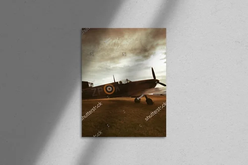 Spitfire na tle zachodzącego słońca