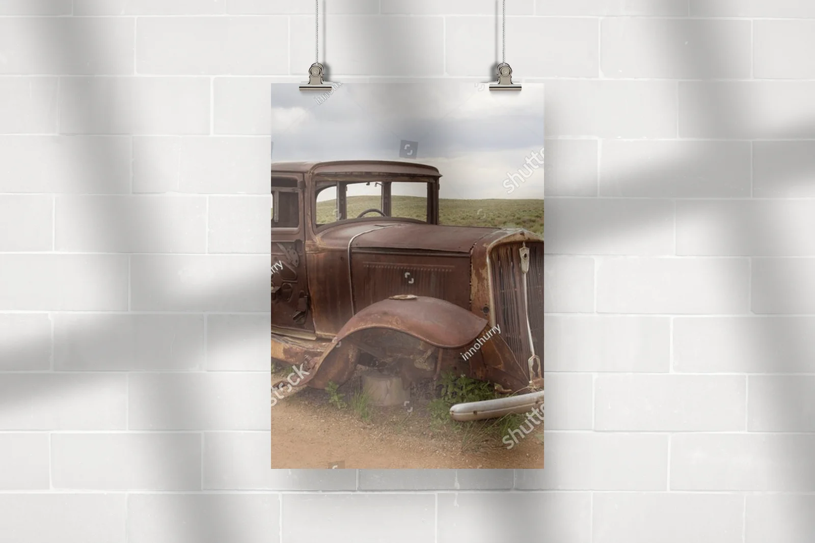 Nostalgiczne auto w bezkresnym pustkowiu amerykańskiego zachodu