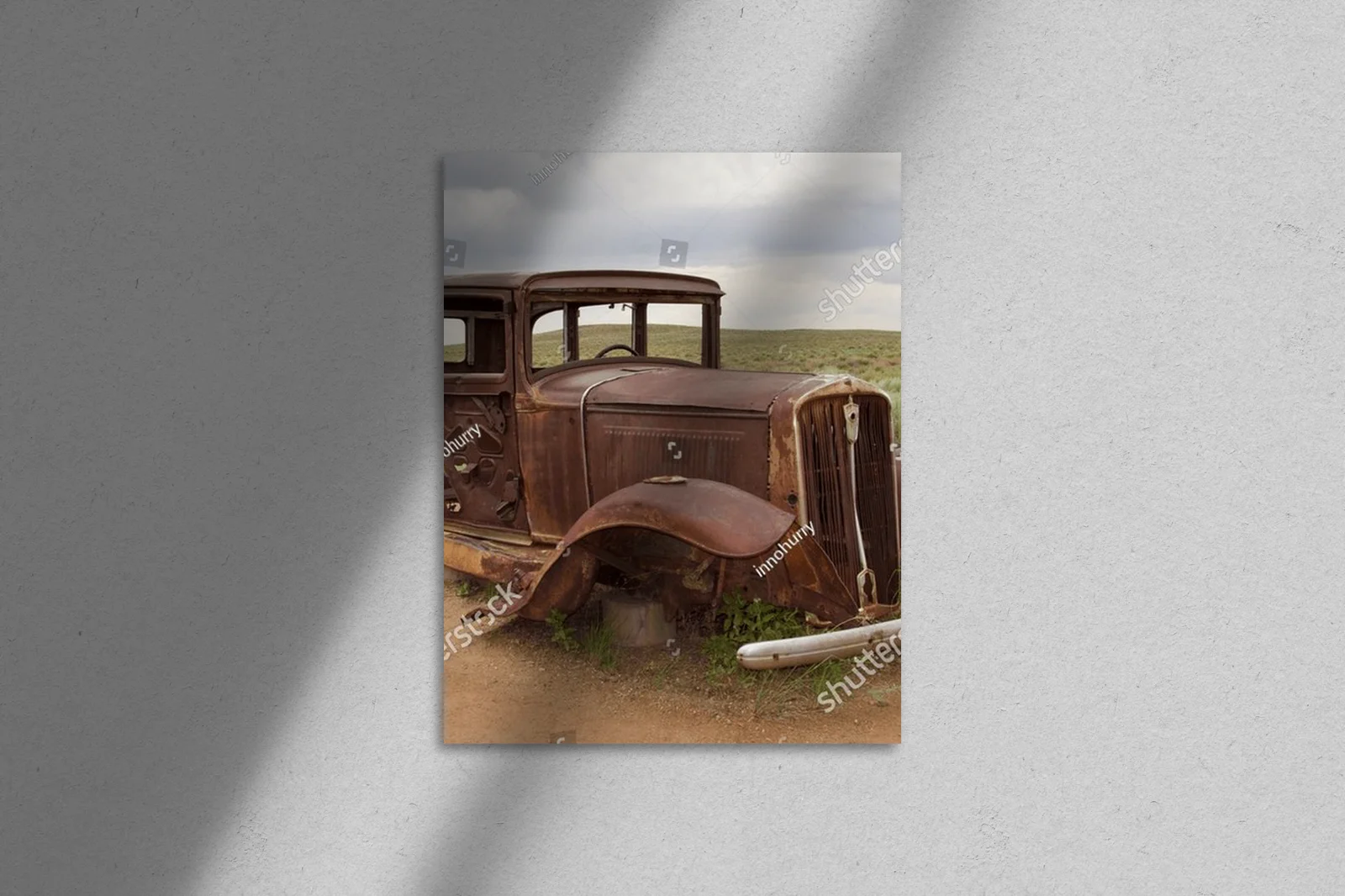 Nostalgiczne auto w bezkresnym pustkowiu amerykańskiego zachodu