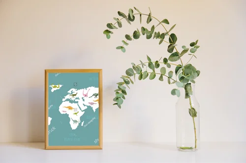 Baśniowa mapa dinozaurów w pastelowych odcieniach