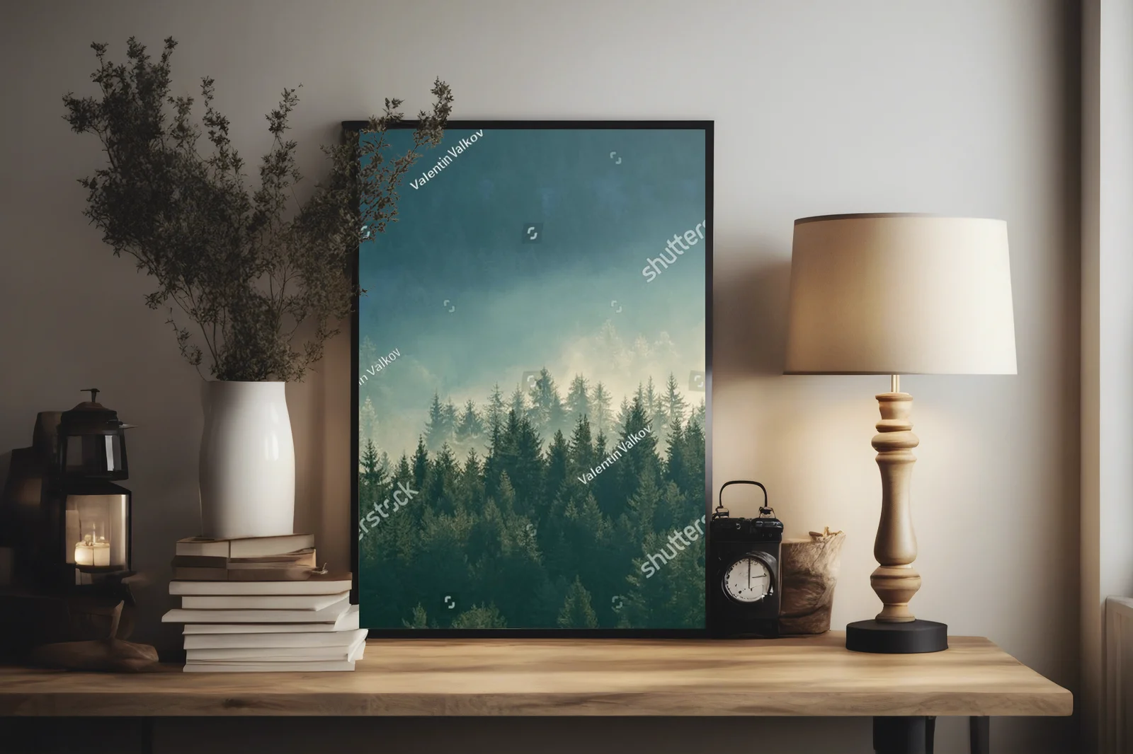 Misty pine forest: spokój w górach