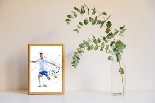 Dynamiczny sportowy portret w świetlistej bieli