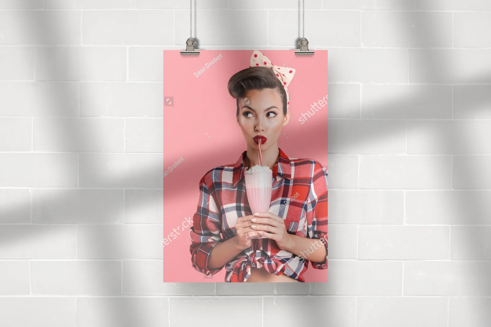 Retro urok pin-up girl z mlecznym shake'em