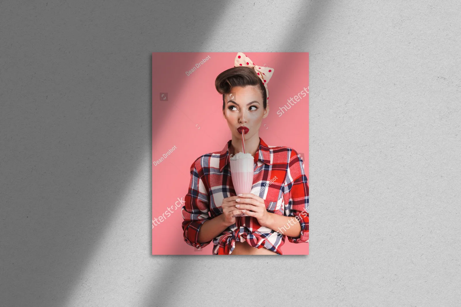 Retro urok pin-up girl z mlecznym shake'em