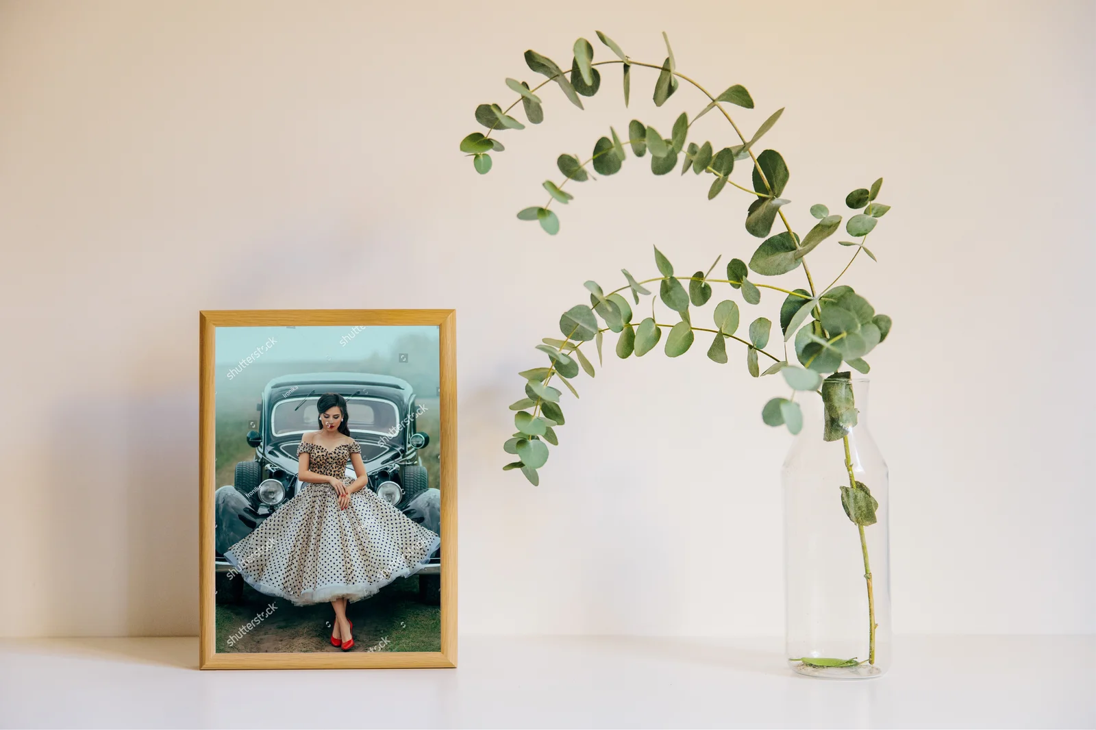 Pin-up styl w towarzystwie klasycznego auta