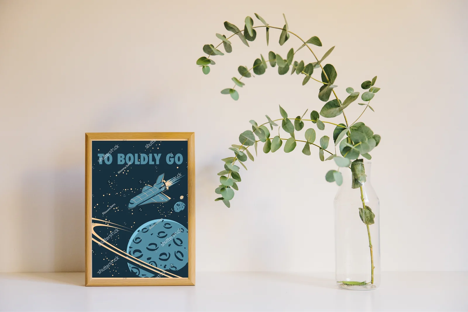 Kosmiczna podróż w retro stylu i głębokich barwach
