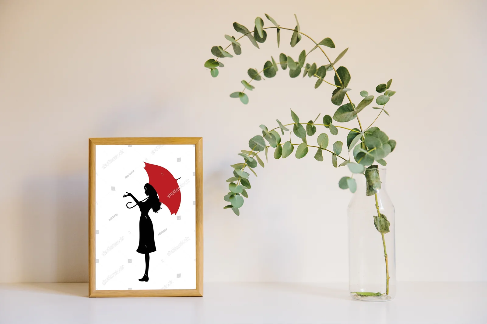 Elegancka sylwetka dziewczynki z parasolką