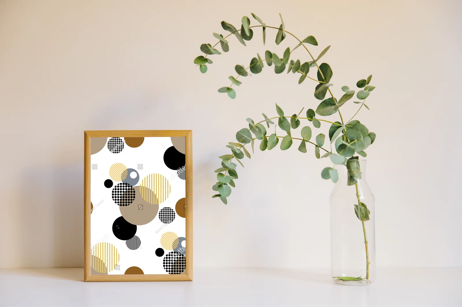Elegancka geometria w bieli i złocie