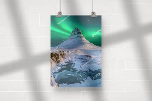 Nocna symfonia kolorów nad Kirkjufell w Islandii